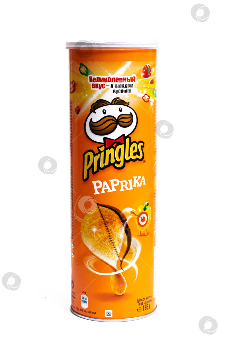 Скачать БЕЛАРУСЬ, НОВОПОЛОЦК - 29 апреля 2020 года: Упаковка чипсов Pringles на белом фоне фотосток Ozero