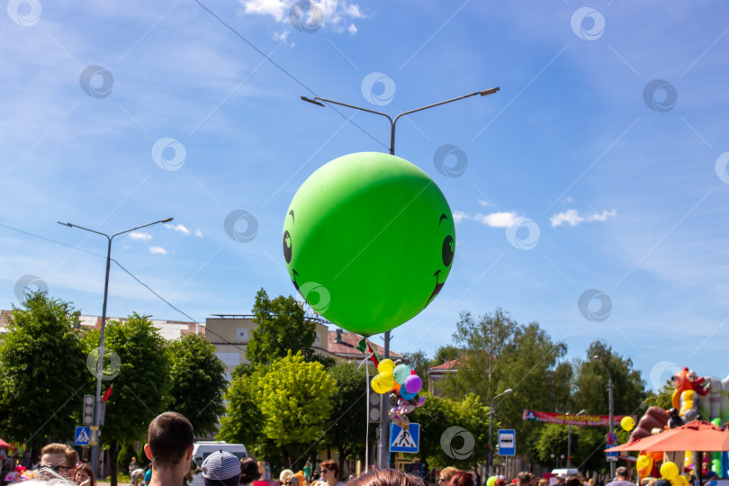 Скачать БЕЛАРУСЬ, НОВОПОЛОЦК - 29 апреля 2020 года: Цветные воздушные шары на празднике фотосток Ozero