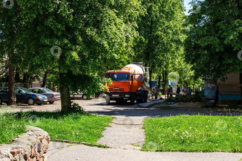 Скачать БЕЛАРУСЬ, НОВОПОЛОЦК - 29 апреля 2020 года: Дорожные работы на весеннем дворе фотосток Ozero