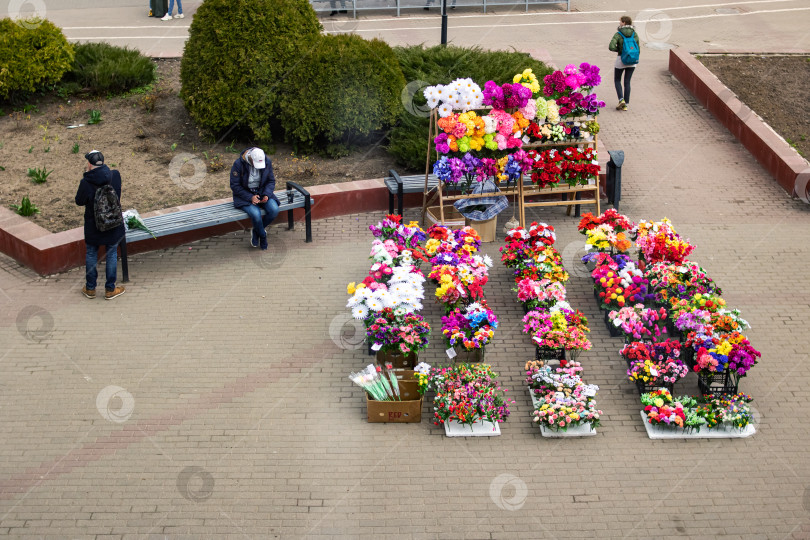 Скачать БЕЛАРУСЬ, НОВОПОЛОЦК - 25 апреля 2020 года: Торговля пластиковыми цветами на улице фотосток Ozero