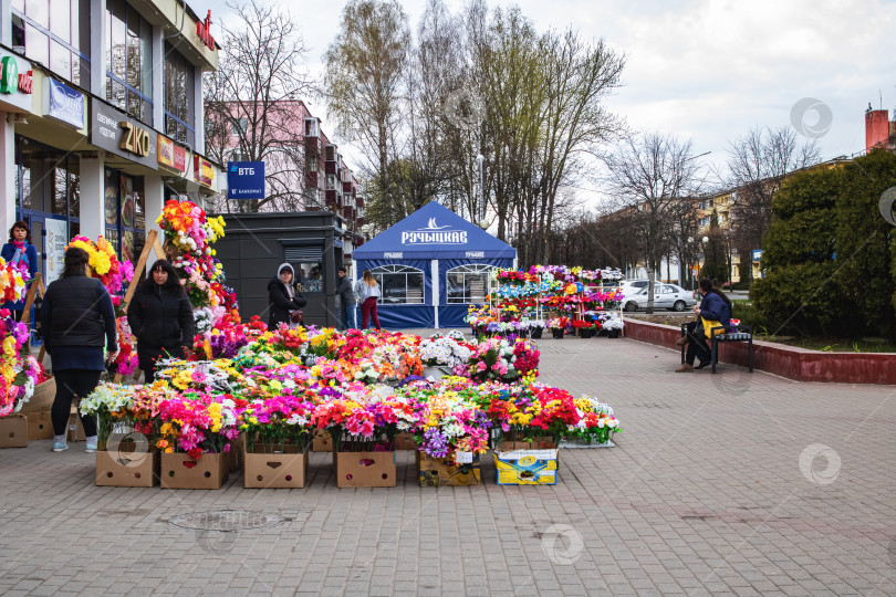 Скачать БЕЛАРУСЬ, НОВОПОЛОЦК - 25 апреля 2020 г. - Торговля пластиковыми цветами на улице фотосток Ozero