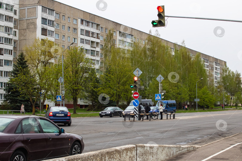 Скачать БЕЛАРУСЬ, НОВОПОЛОЦК - 21 мая 2020 года: Автомобили на перекрестках в городе фотосток Ozero