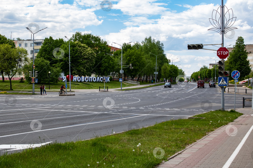 Скачать БЕЛАРУСЬ, НОВОПОЛОЦК - 28 мая 2020 года: Легковые автомобили и автобус на перекрестке фотосток Ozero