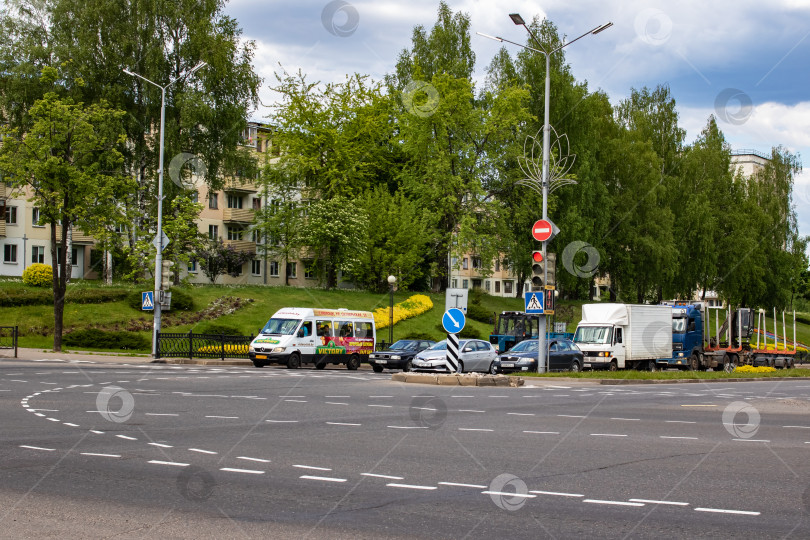 Скачать БЕЛАРУСЬ, НОВОПОЛОЦК - 28 мая 2020 года: Легковые автомобили и автобус на перекрестке фотосток Ozero