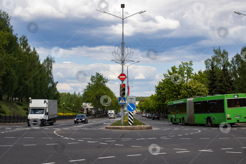 Скачать БЕЛАРУСЬ, НОВОПОЛОЦК - 28 мая 2020 года: Легковые автомобили и автобус на перекрестке фотосток Ozero