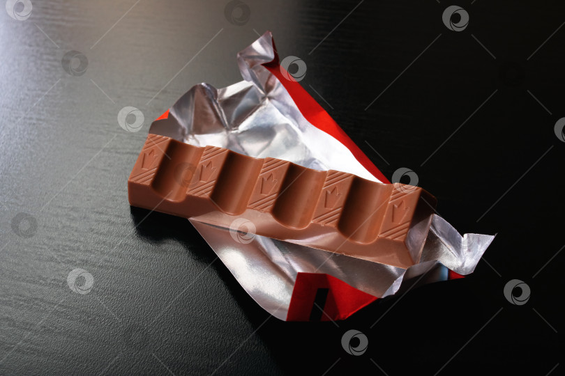 Скачать БЕЛАРУСЬ, НОВОПОЛОЦК - 28 мая 2020 года: Шоколад Kinder на деревянном столе фотосток Ozero