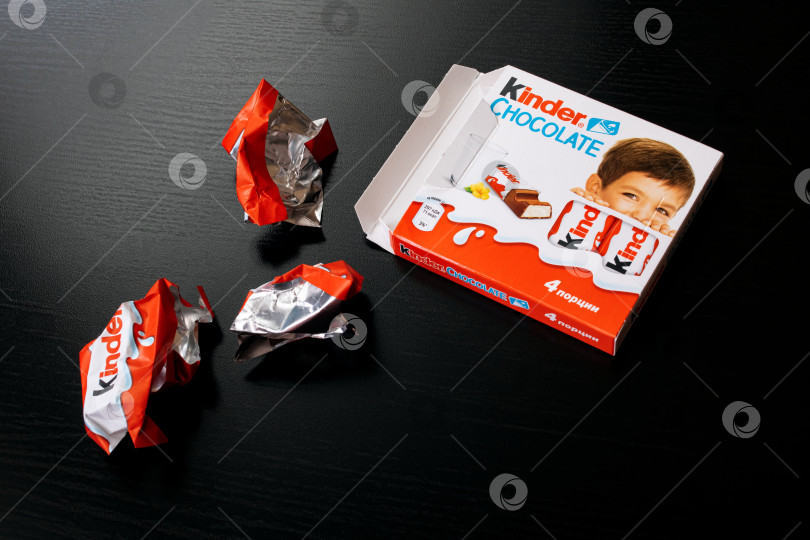 Скачать БЕЛАРУСЬ, НОВОПОЛОЦК - 28 мая 2020 года: Пустая упаковка из-под шоколада Kinder фотосток Ozero