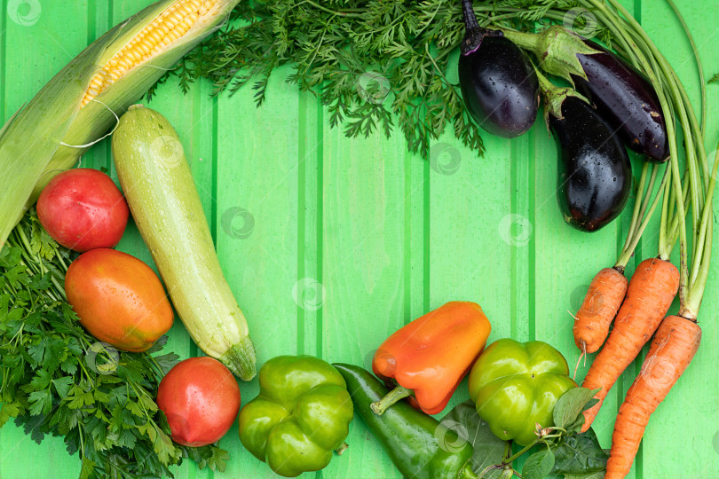 Скачать свежесобранные овощи для приготовления овощного рагу на зеленом деревянном фоне фотосток Ozero