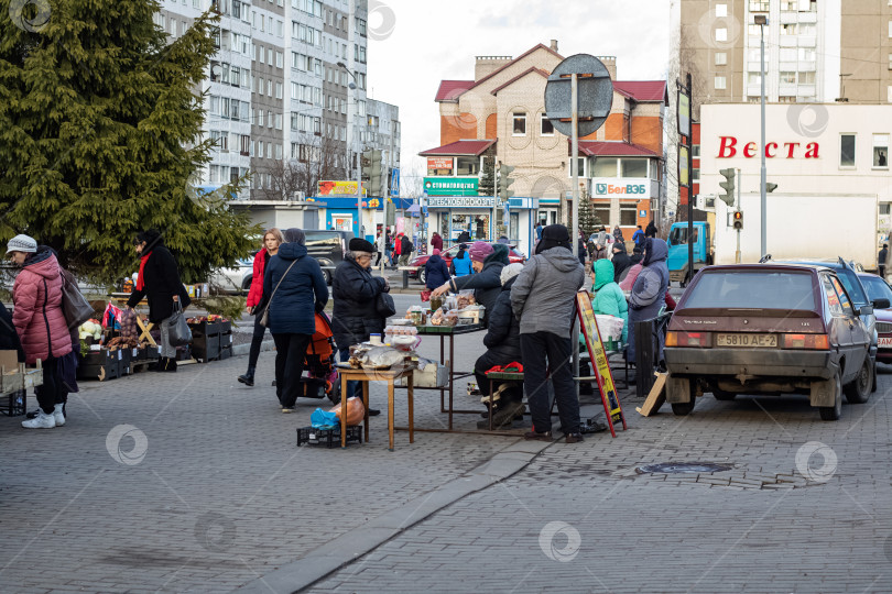 Скачать БЕЛАРУСЬ, НОВОПОЛОЦК - 25 февраля 2020 года: Продажа продуктов питания на улице фотосток Ozero