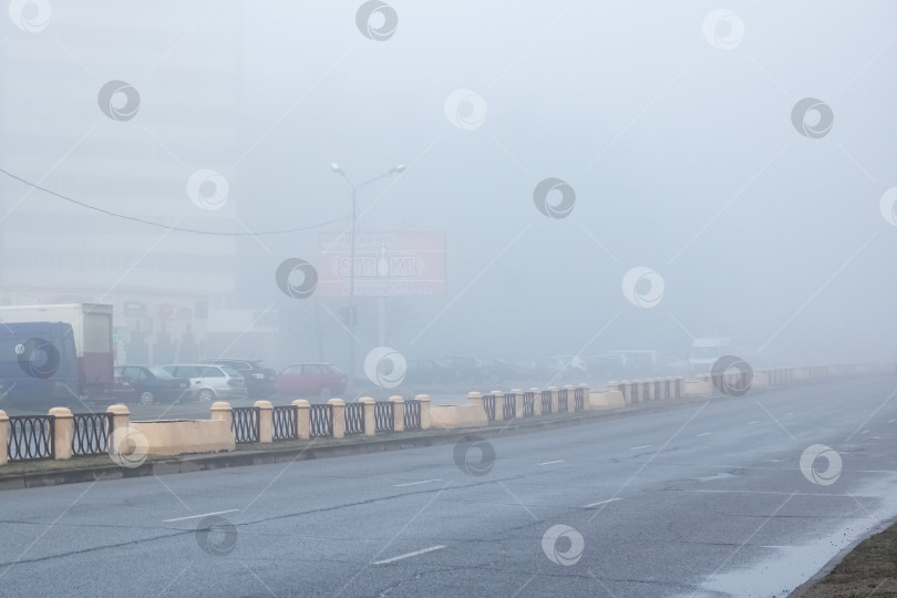 Скачать БЕЛАРУСЬ, НОВОПОЛОЦК - 06 марта 2020 года: Туман на дорогах в городе фотосток Ozero