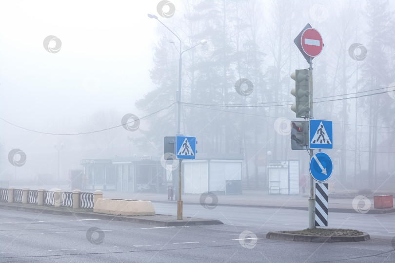 Скачать БЕЛАРУСЬ, НОВОПОЛОЦК - 06 марта 2020 года: Туман на дорогах в городе фотосток Ozero