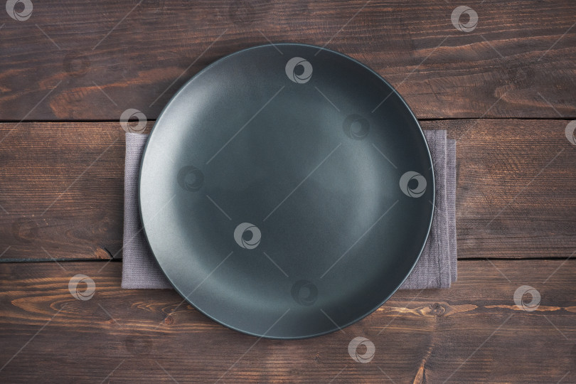 Скачать Пустая черная тарелка на деревянном деревенском фоне. Вид сверху с местом для копирования. фотосток Ozero