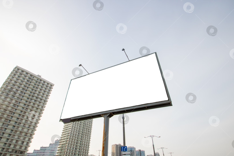 Скачать Рекламный щит в современном районе города с белым пространством фотосток Ozero