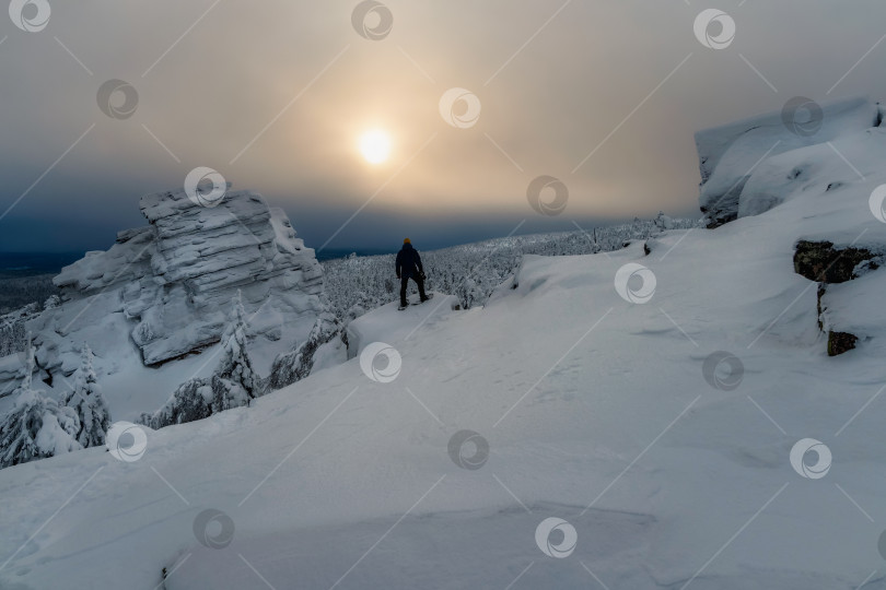 Скачать Мужчина-фотограф стоит над обрывом и смотрит вдаль. фотосток Ozero