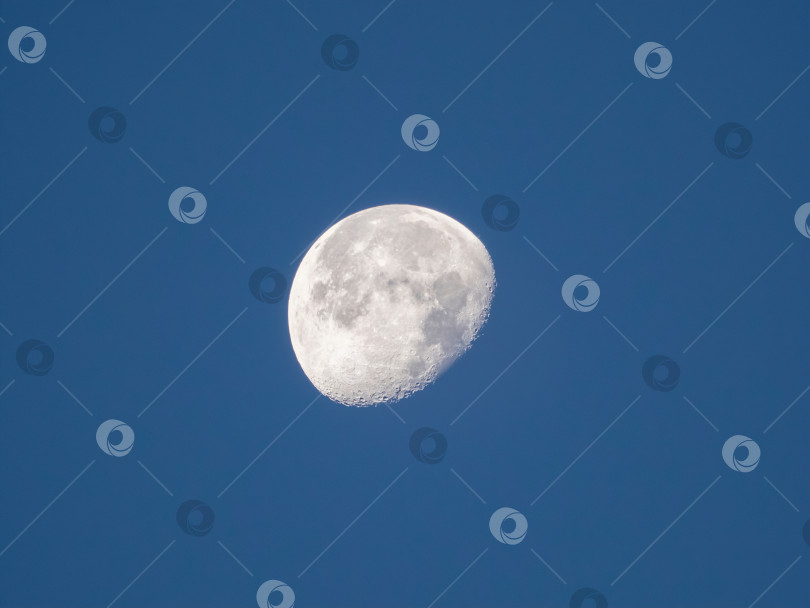 Скачать Три четверти луны на вечернем темно-синем небе. фотосток Ozero