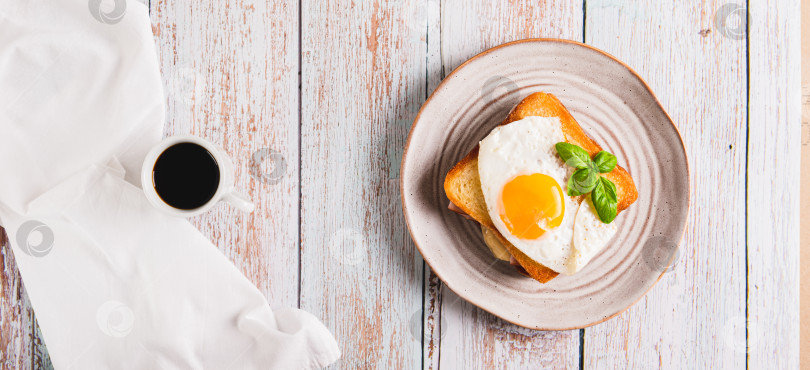 Скачать Французский сэндвич croque madame с горячим завтраком на тарелке на столешнице посмотреть веб-баннер фотосток Ozero