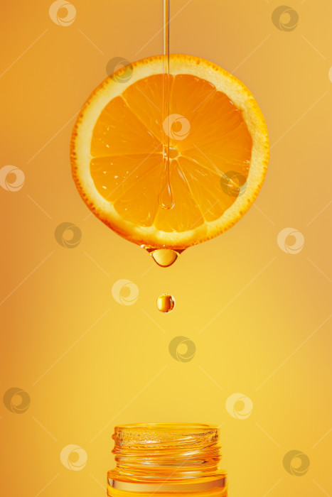 Скачать Концепция витамина С: прозрачная капля перетекает из апельсина во флакон фотосток Ozero
