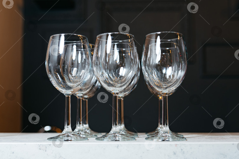 Скачать Элегантные пустые бокалы для вина на мраморной стойке фотосток Ozero