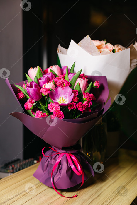 Скачать Элегантный букет из розовых тюльпанов и роз фотосток Ozero