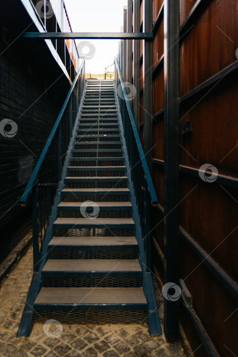 Скачать Металлическая лестница в городском переулке фотосток Ozero