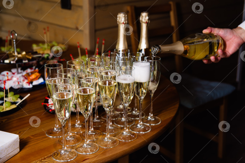 Скачать Шампанское разливается по бокалам для празднования фотосток Ozero