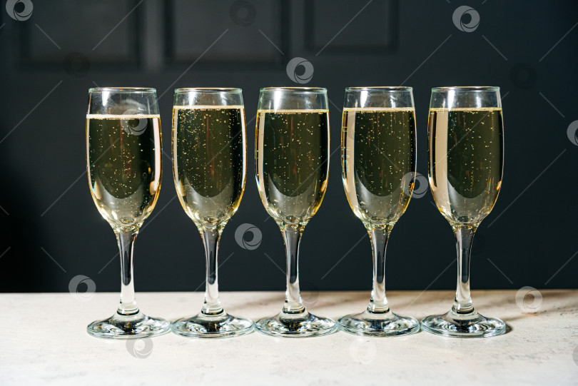 Скачать Бокалы для шампанского на праздничном столе фотосток Ozero