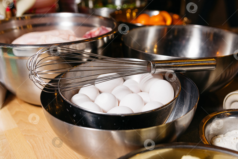 Скачать Цельные яйца взбейте в кухонных мисках фотосток Ozero