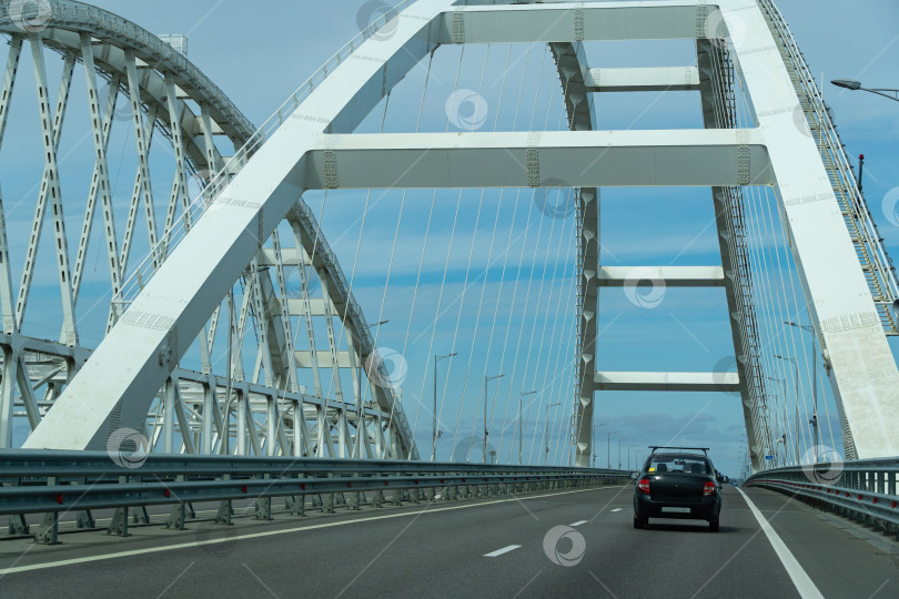 Скачать Белые арки нового Крымского моста, также называемого Керченским мостом, через Керченский пролив в Крым. Автомобильный и железнодорожный мосты, соединяющие Тамань и Керчь. фотосток Ozero