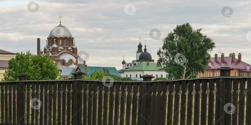 Скачать За старым деревянным забором Успенский мужской монастырь в городе-острове Свияжске. Собор Пресвятой Богородицы Всех скорбящих Радость и другие здания. фотосток Ozero