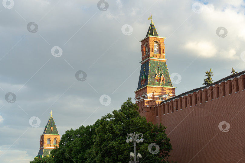 Скачать Красная стена Московского Кремля. Летний воскресный солнечный вечер на Красной площади фотосток Ozero