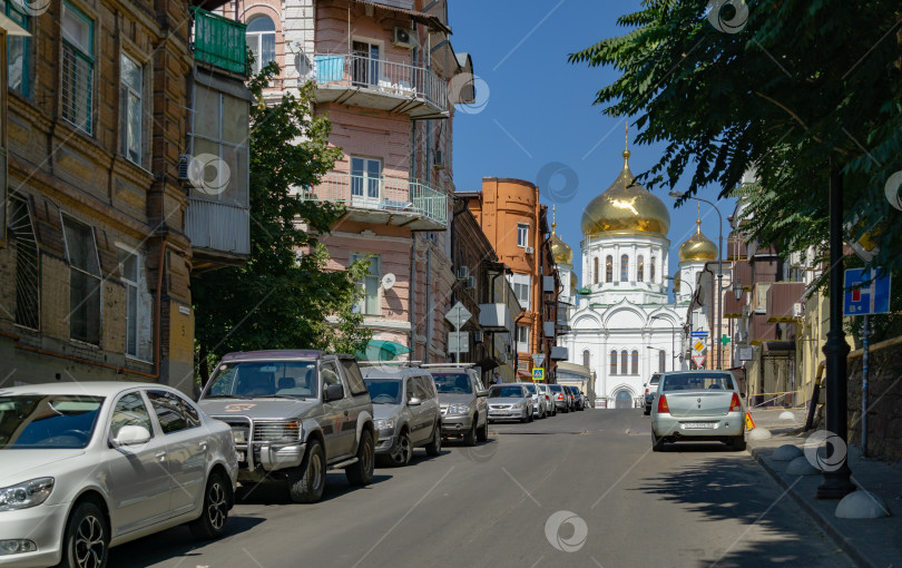 Скачать Ростов-на-Дону, Россия - 12 сентября 2019 года: Белый православный собор Рождества Богородицы. Вид с Соборного переулка в Ростове-на-Дону. Солнечный теплый день фотосток Ozero