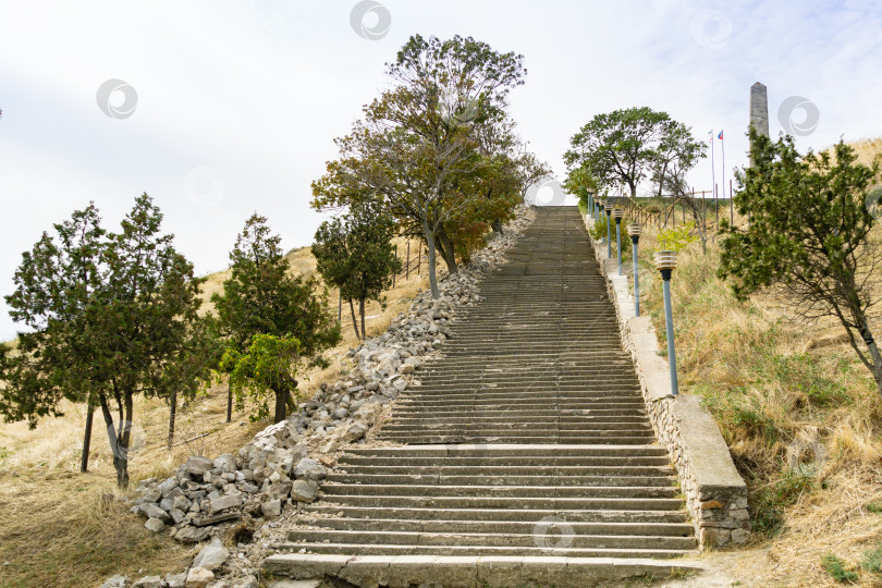 Скачать Ремонтные работы на старой Великой Митридатовой лестнице, ведущей к Мемориалу Славы (героям Второй мировой войны) в Керчи, Крым, в сентябре 2019 года фотосток Ozero