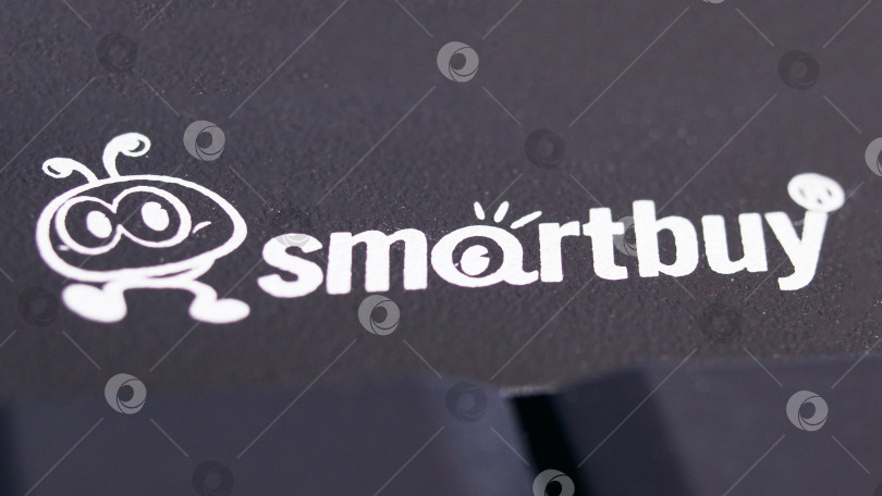 Скачать БЕЛАРУСЬ, НОВОПОЛОЦК - 01 февраля 2021 года: Логотип Smartbuy на черной клавиатуре фотосток Ozero