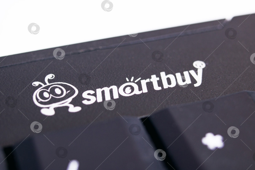 Скачать БЕЛАРУСЬ, НОВОПОЛОЦК - 01 февраля 2021 года: Логотип Smartbuy на черной клавиатуре фотосток Ozero