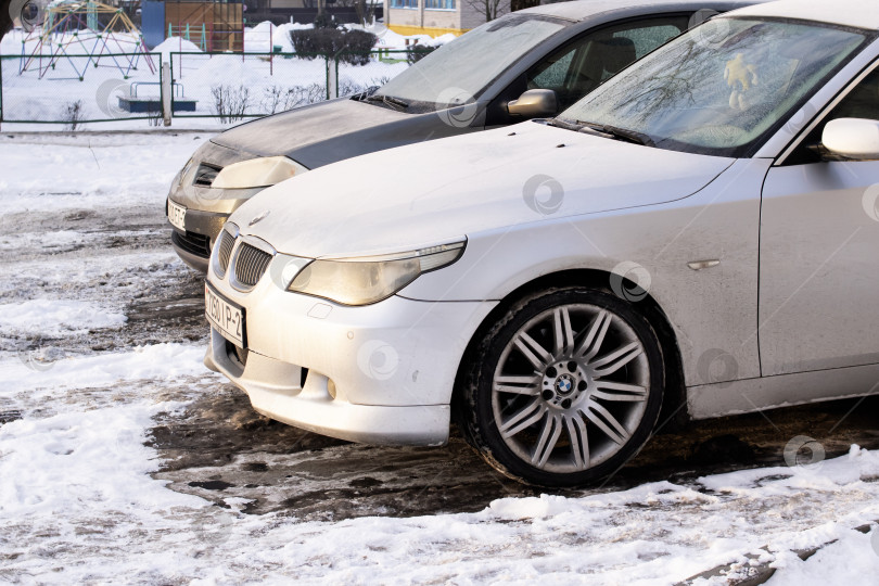 Скачать БЕЛАРУСЬ, НОВОПОЛОЦК - 20 февраля 2021 года: Автомобиль, припаркованный в снегу фотосток Ozero