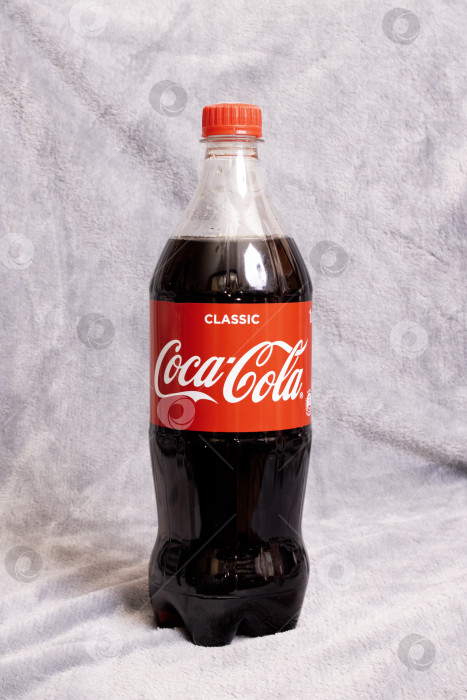 Скачать БЕЛАРУСЬ, НОВОПОЛОЦК - 20 февраля 2021 года: бутылка Coca-cola на сером фоне фотосток Ozero