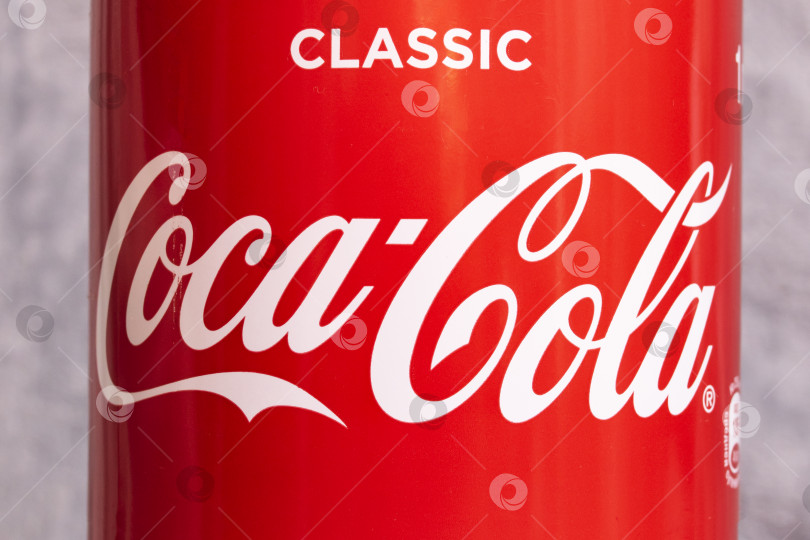 Скачать БЕЛАРУСЬ, НОВОПОЛОЦК - 20 февраля 2021 года: бутылка Coca-cola на сером фоне фотосток Ozero