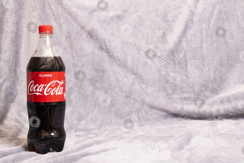 Скачать БЕЛАРУСЬ, НОВОПОЛОЦК - 20 февраля 2021 года: бутылка Coca-cola на сером фоне фотосток Ozero