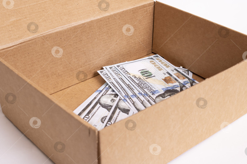 Скачать Куча долларов в коробке на белом фоне фотосток Ozero