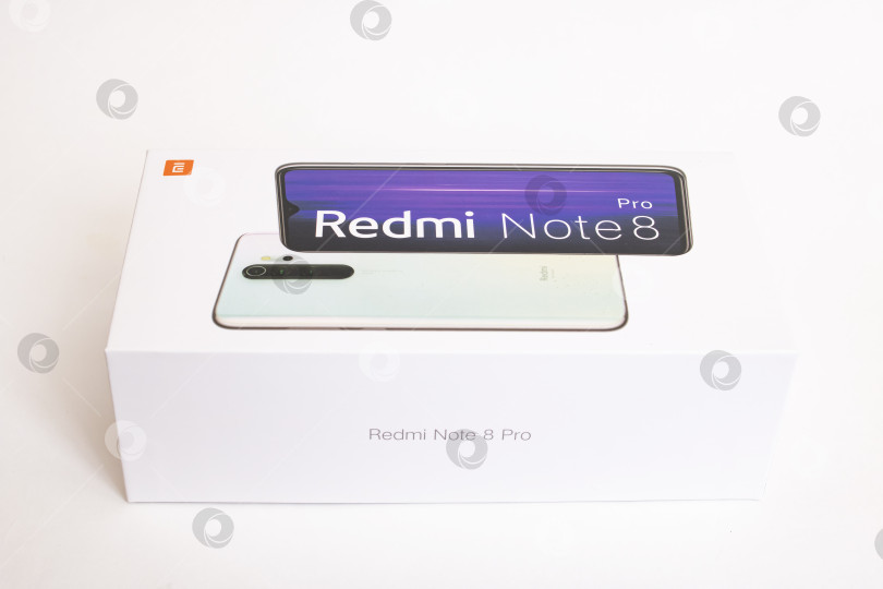 Скачать БЕЛАРУСЬ, НОВОПОЛОЦК - 25 февраля 2021 года: Телефонная будка Xiaomi redmi 8 pro фотосток Ozero