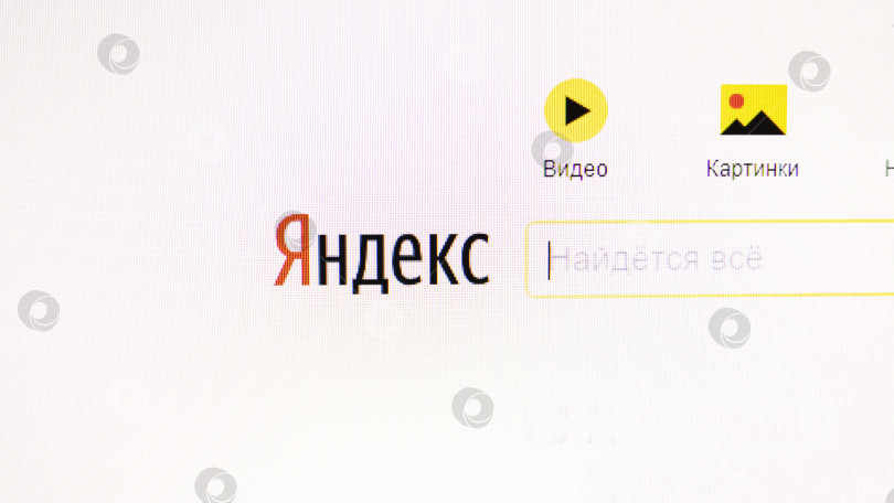 Скачать НОВОПОЛОЦК, БЕЛАРУСЬ - 06 февраля 2021 года: Строка поиска Яндекса на дисплее компьютера фотосток Ozero
