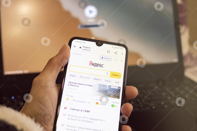 Скачать НОВОПОЛОЦК, БЕЛАРУСЬ - 06 февраля 2021 года: Телефон в руке и логотип Яндекса на дисплее фотосток Ozero