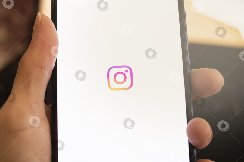 Скачать НОВОПОЛОЦК, БЕЛАРУСЬ - 06 февраля 2021 года: Телефон в руке и логотип instagram на дисплее фотосток Ozero