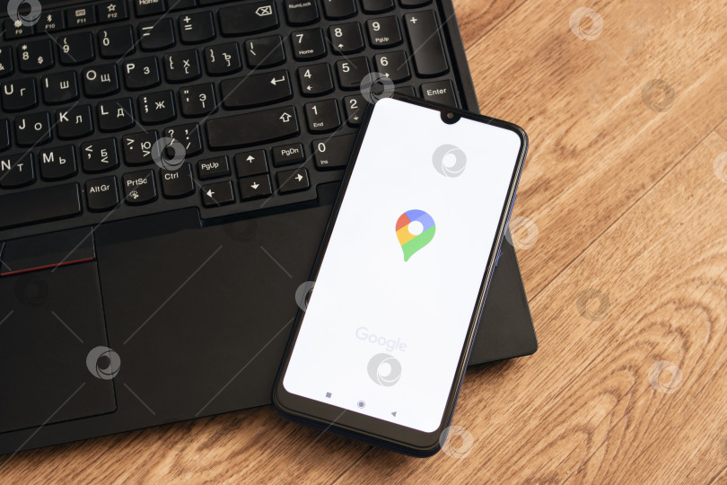 Скачать НОВОПОЛОЦК, БЕЛАРУСЬ - 06 февраля 2021 года: Телефон в руке и логотип Google map на дисплее фотосток Ozero