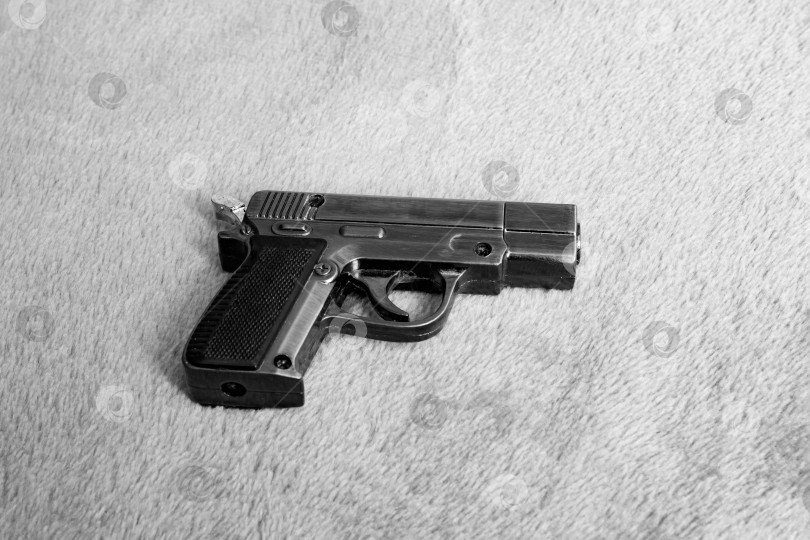 Скачать Металлический поддельный пистолет на сером фоне крупным планом фотосток Ozero
