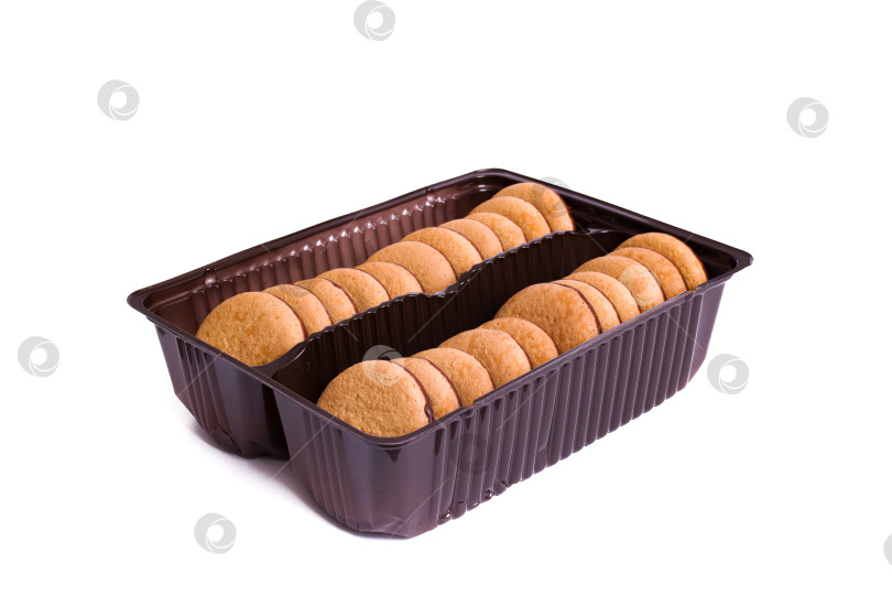 Скачать Круглое печенье в коробке, выделенное на белом фоне фотосток Ozero