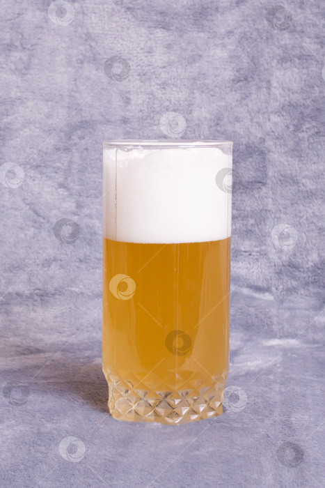 Скачать Пиво с пеной в прозрачном бокале фотосток Ozero