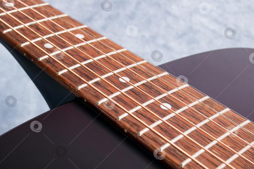 Скачать Натянутые струны на черной гитаре крупным планом фотосток Ozero