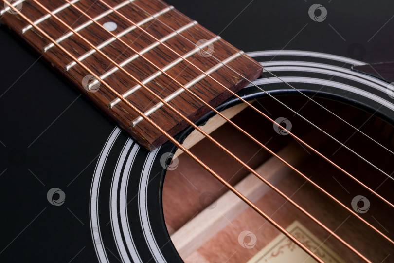 Скачать Натянутые струны на черной гитаре крупным планом фотосток Ozero