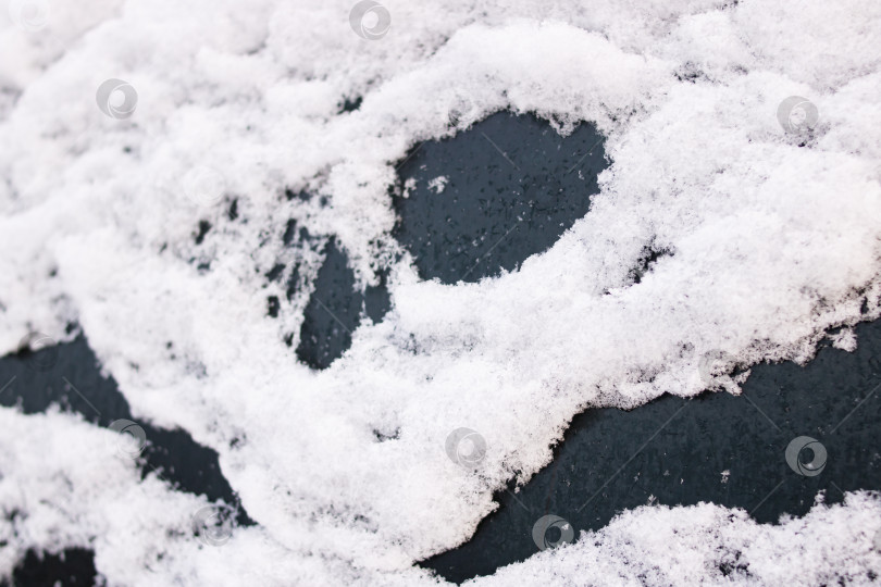 Скачать Снег на фоне или текстуре автомобильного стекла фотосток Ozero